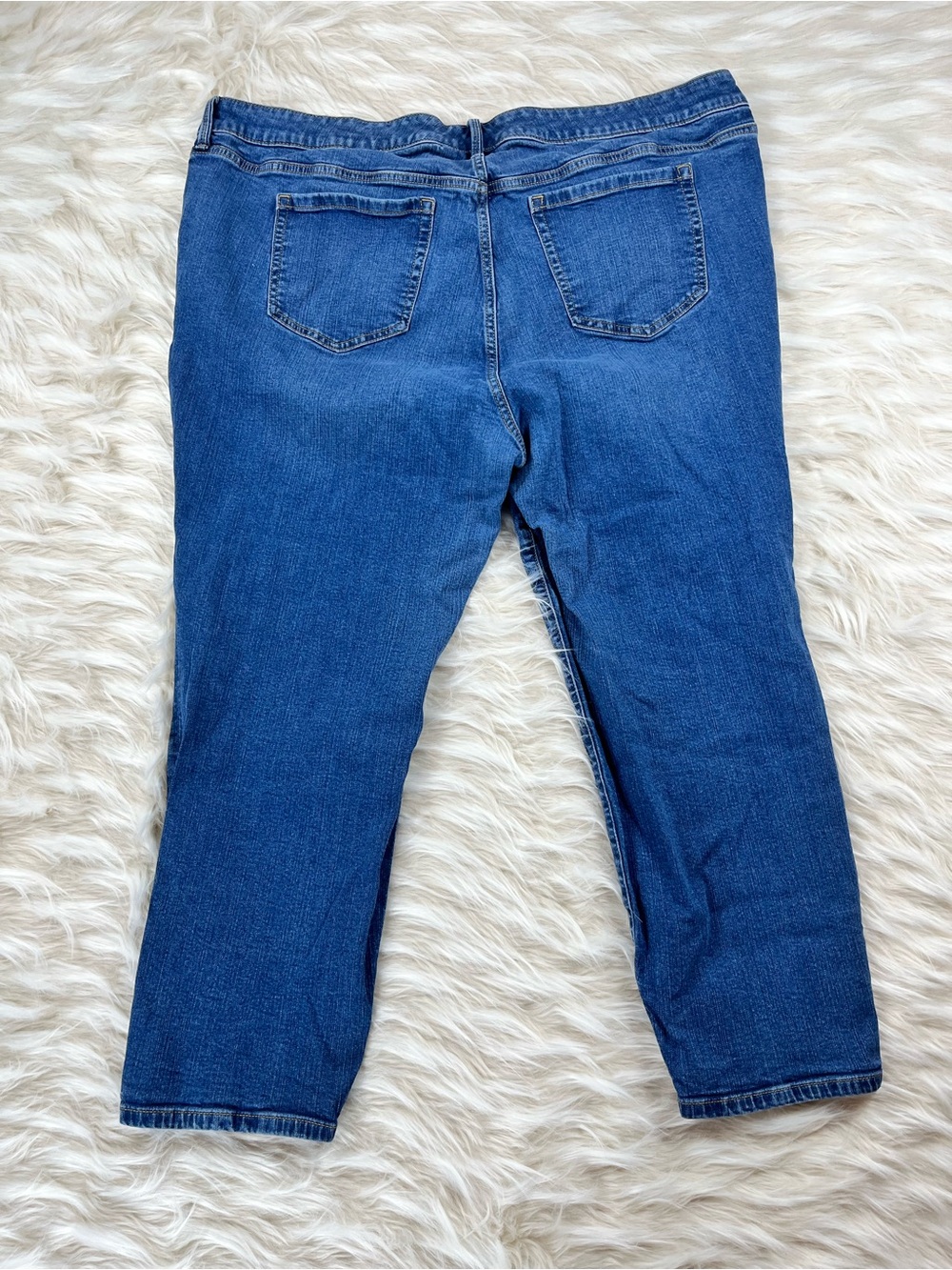 Torrid Jeans Women's 22x26 Mid Rise Cropped Medium Wash - Picture 3 of 5